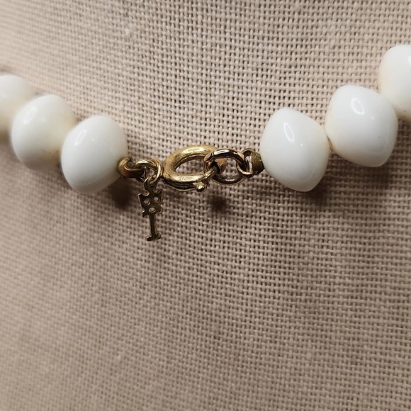 Vintage Crown Trifari White Saucer Beaded Necklace - Picture 3 of 4